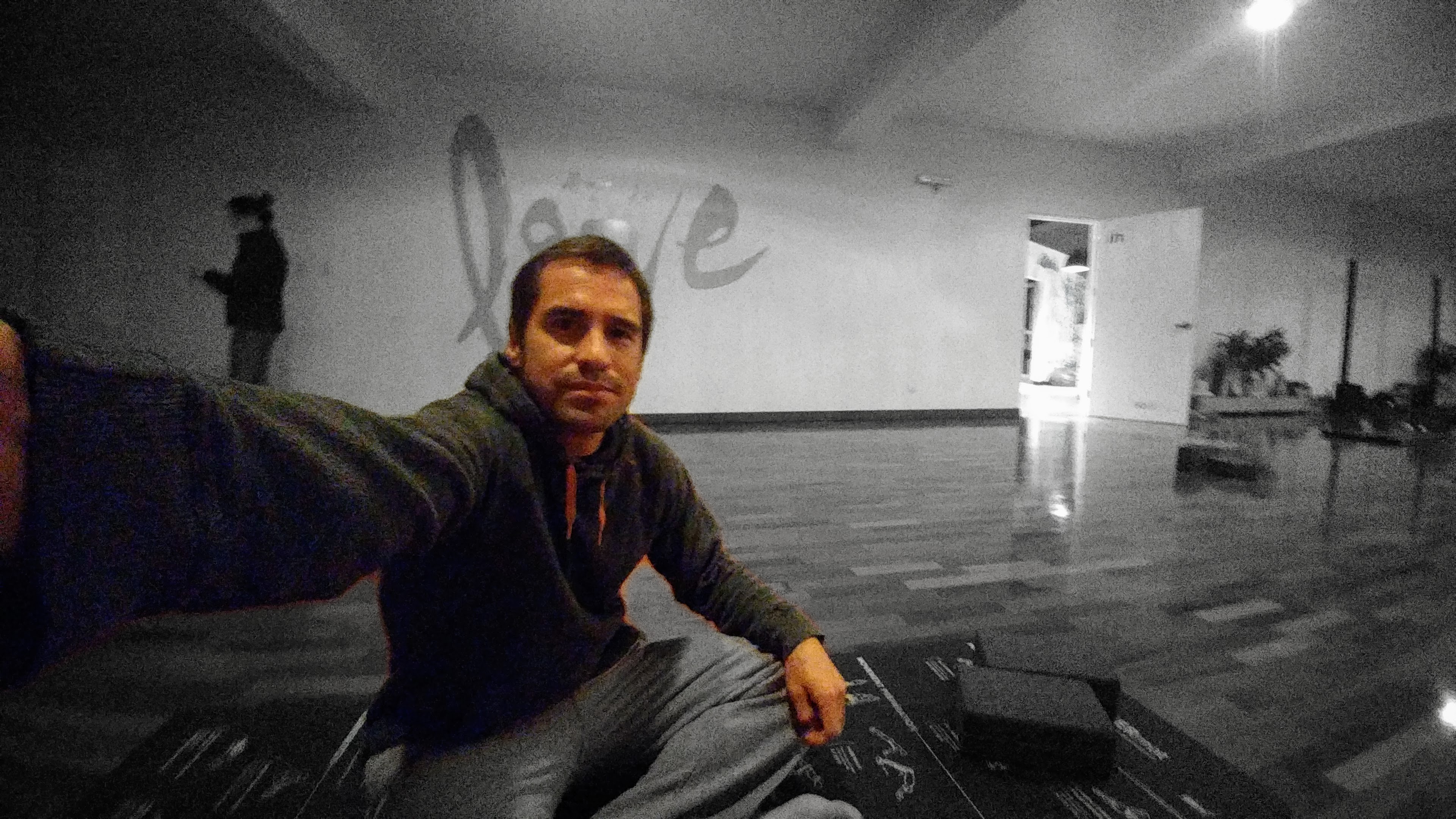 Jorge en estudio de yoga con pulgares arriba