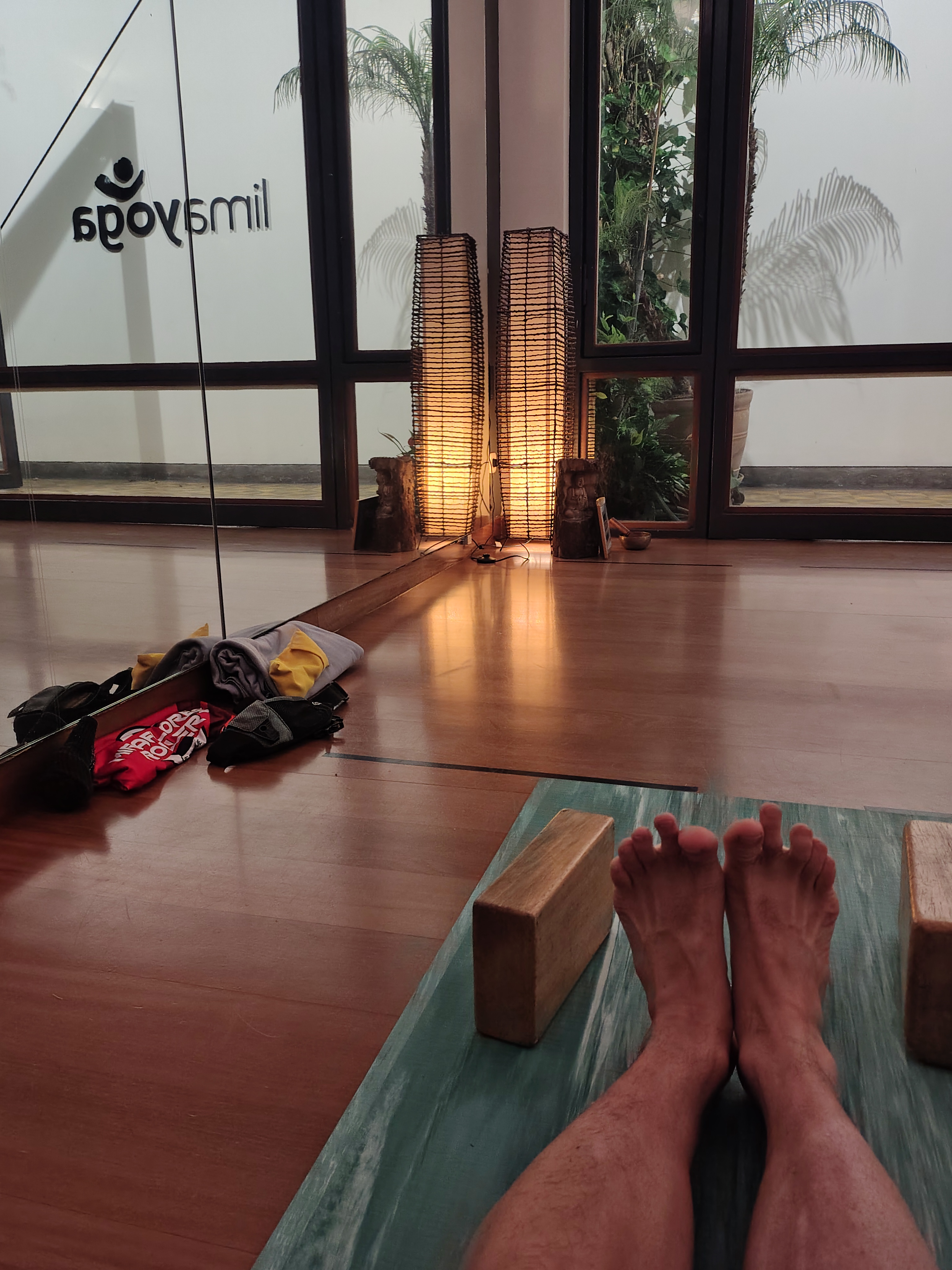 Estudio de LimaYoga con lámparas cálidas